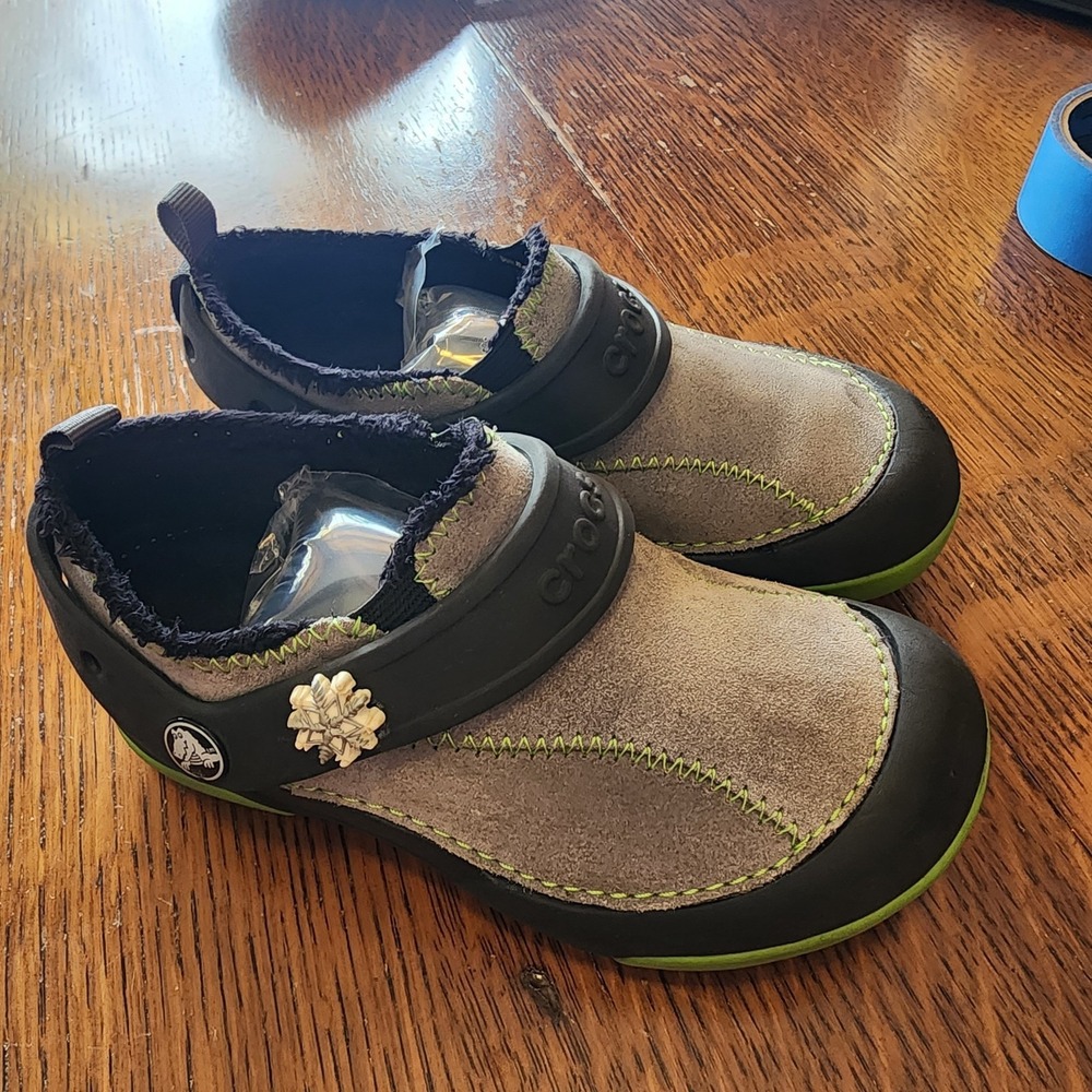CROCS Boys Size 13 Dawson Grey Suede‎ Lime Green Faux Fur Lined Clogs Sandals